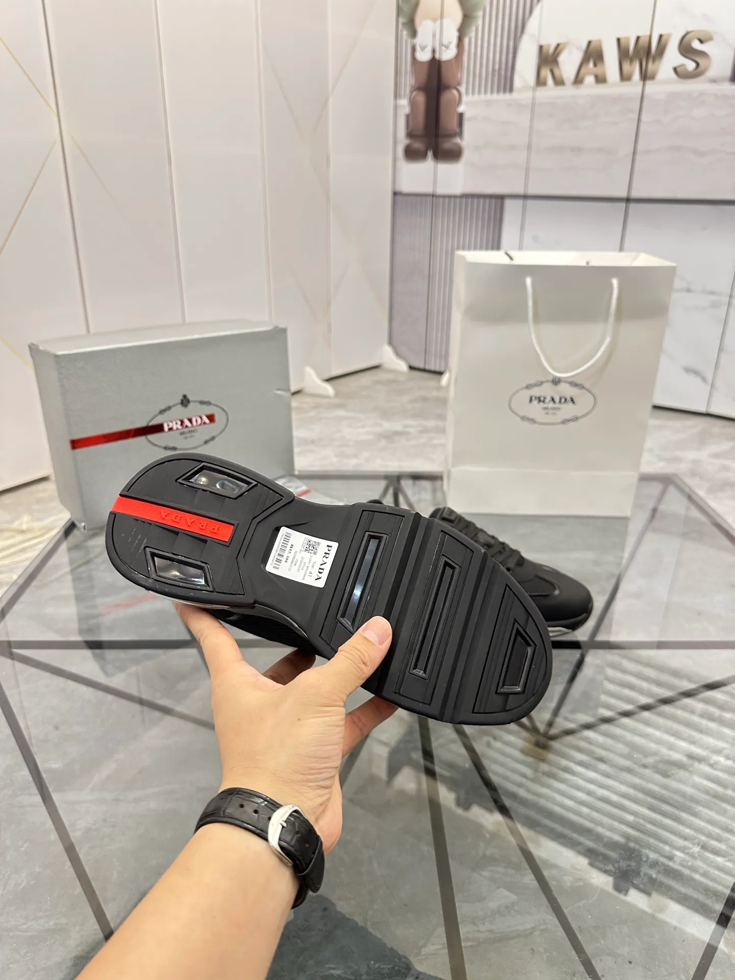 Men's shoes for sale 💰: 💰P660¥ High-end top quality Product trademark: Prada *"Prada*" low-top casual shoes Regular size: 38-45 (can be customized to 46) Product materials: Upper imported first-layer cowhide spliced ​​with original fabric, breathable lining, cowhide foot pads, original air cushion outsole. No.: 001